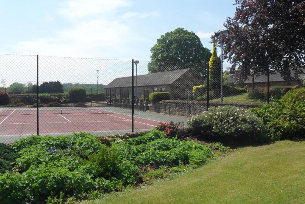 הוילה ניופורט Courtside Barn, Lynn, Newport מראה חיצוני תמונה